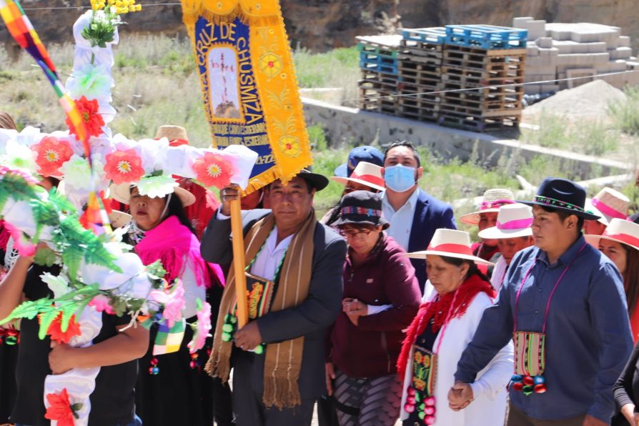 Delegada Luz del Tamarugal participa en procesión por festividad Cruz de Mayo en Chusmiza