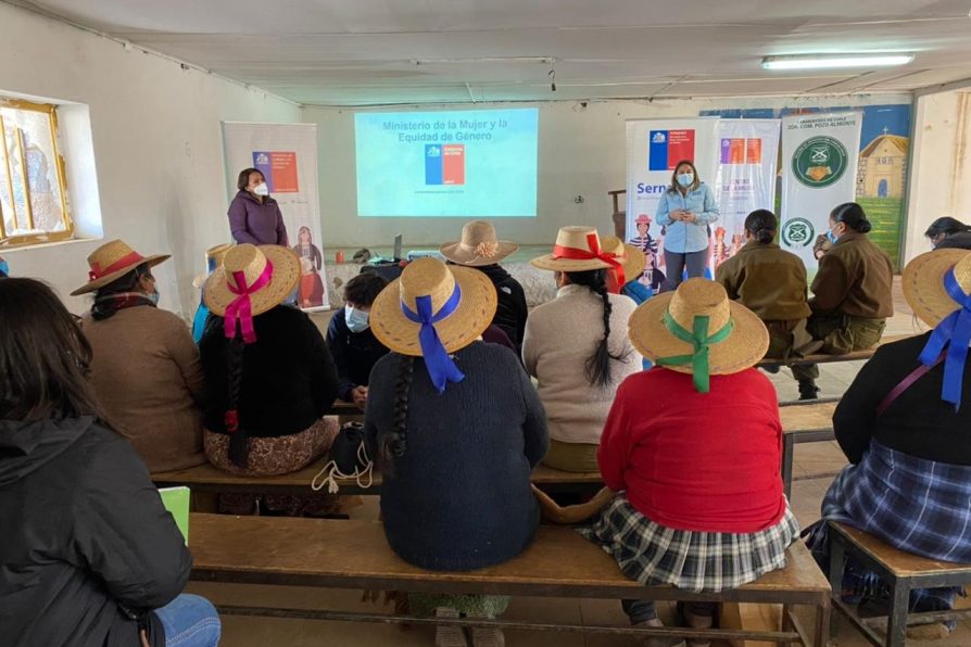 Centro de La Mujer dialoga con vecinas de Cariquima