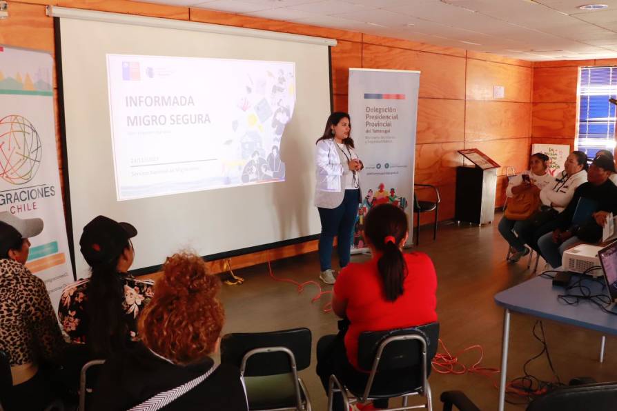 Mujeres extranjeras participan en taller para informarse sobre la normativa migratoria vigente