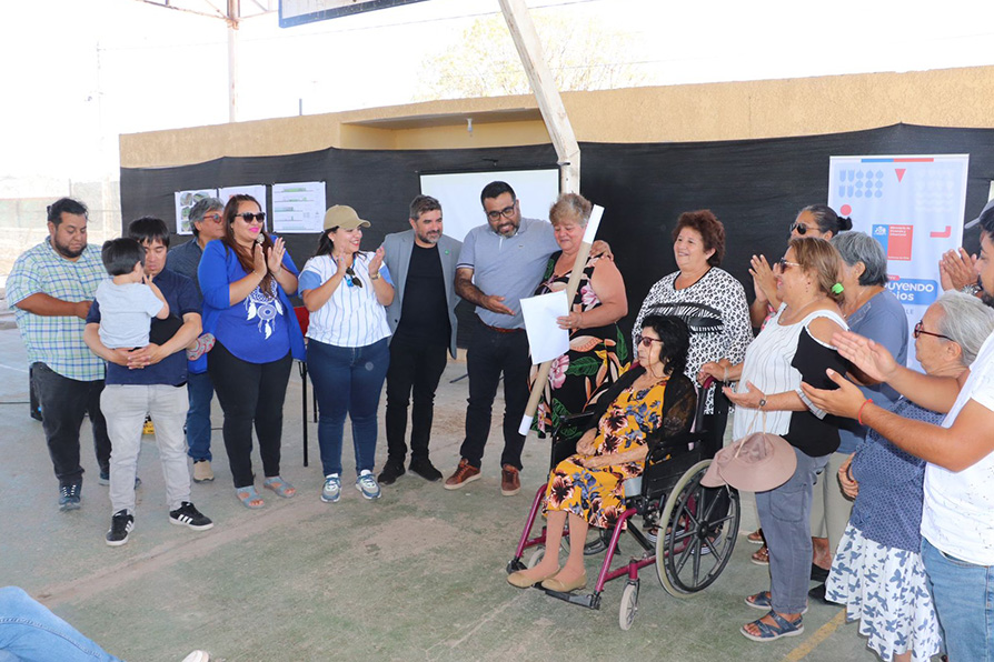 Dan el vamos a obras de remodelación de multicancha en barrio Las Dunas de Pozo Almonte