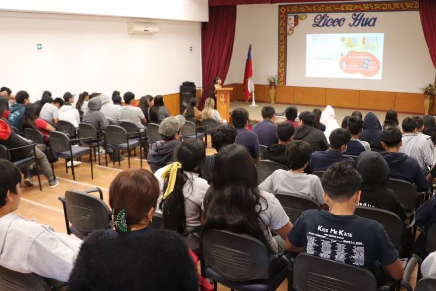 Estudiantes del Liceo de Huara participan en taller de prevención contra el ciberacoso