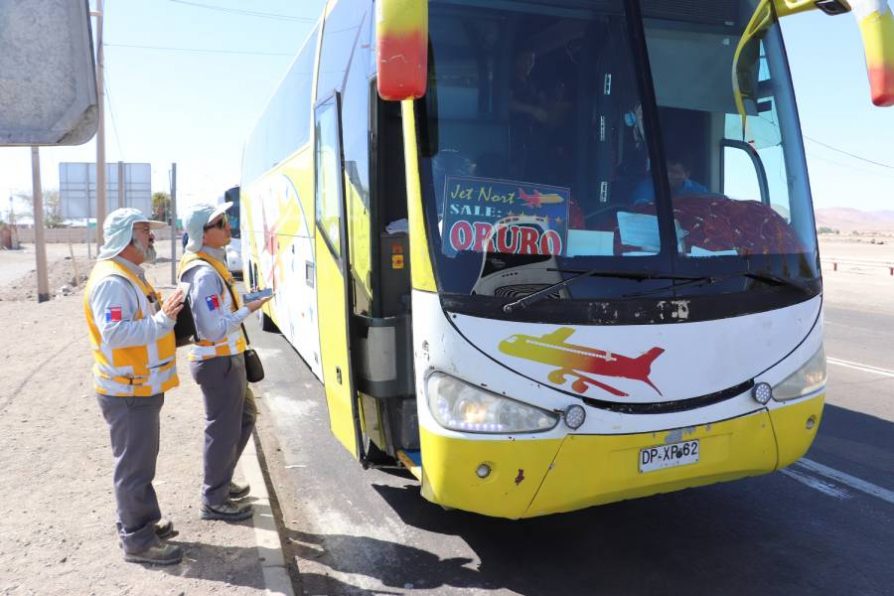 Con 23 infracciones y dos personas detenidas culminó fiscalización en cruce Huara-Colchane