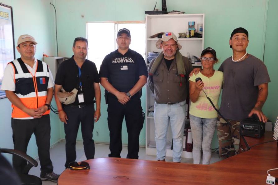 Vecinos de Punta Colorada reciben equipo de radio para emergencias