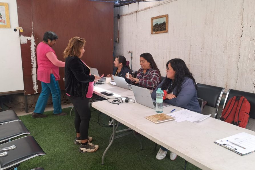 Vecinos del Tamarugal reciben ayuda para postular al Subsidio Eléctrico