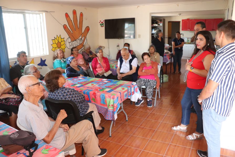 Adultos mayores de Pica participan en diálogo con autoridades sobre reforma de pensiones