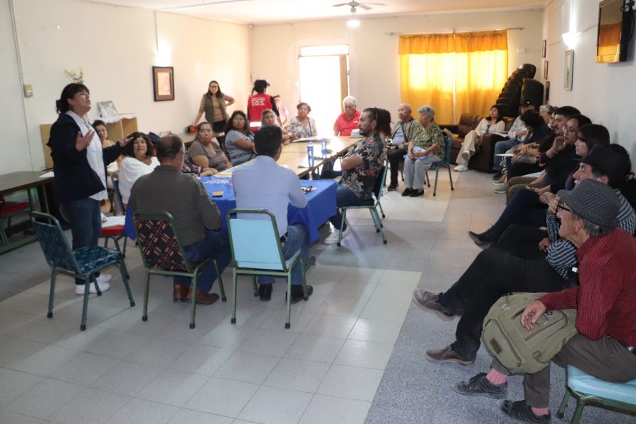 Vecinos de Matilla participan en diálogo con autoridades sobre programa “Chile Cuida”