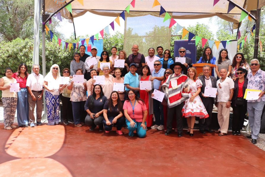 Entregan fondos a organizaciones de personas mayores del Tamarugal